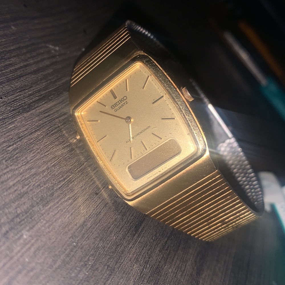 This is an older model seiko quartz watch gold plated top stainless steel back